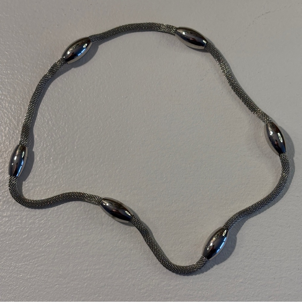 Vintage Silver-Tone Post-Modern Necklace with Magnetic Clasp – 18" Length